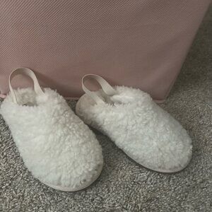 Cupcakes & Cashmere Cream Fuzzy Slippers